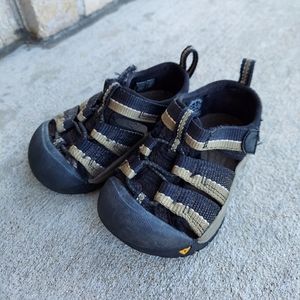 Keen sandals boy's😃😃😃 Size 4